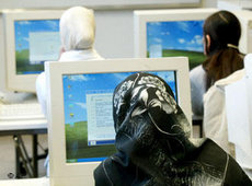 Deutsche Musliminnen arbeiten am PC; Foto: AP