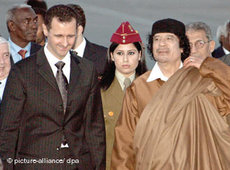 Syriens Präsident Assad (links) und Libyens Staatschef Gaddafi auf dem Gipfel der Arabischen Liga in Damaskus; Foto: AP
