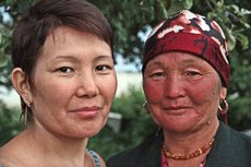 Mutter und Tochter: Djamila Aldrakowa, 66 (rechts) und Aigul Madrainowa (44) aus Osch; Foto: Edda Schlager