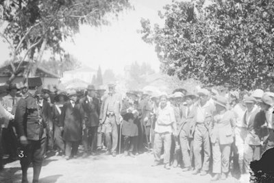 Britischer Außenminister Arthur James Balfour beim Besuch einer jüdischen Siedlung 1922; Foto: dpa
