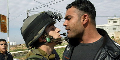 Ein israelischer Soldat hält einen Palästinenser auf, der in das abgeschnittene Dorf Billin möchte; Foto: dpa