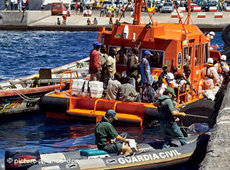 Flüchtlingsschiff mit afrikanischen Immigranten in Spanien; Foto: dpa