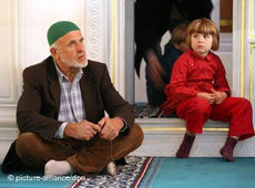 Muslim betet in einer Moschee in Deutschland; Foto: dpa