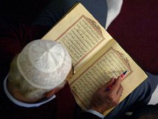 Muslim liest aus dem Koran; Foto: dpa