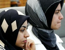 Kopftuch tragende Studentinnen; Foto: dpa