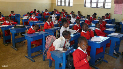 Schüler der ersten Klasse in Tansania; Foto: DW