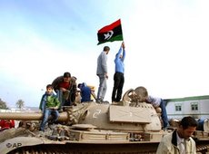 Regierungsgegner auf einem Panzer in Bengasi; Foto: AP