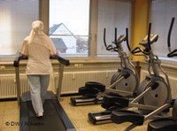 A woman with a headscarf on a treadmill (photo: Deutsche Welle)