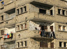 Von Kugeln zerlöcherte Hauswand in Gaza; Foto: AP
