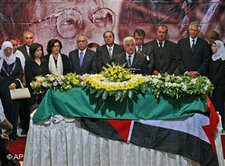 Mahmoud Abbas (Mitte) während der Beerdigungszeremonie anläßlich des Todes von Mahmoud Darwish; Foto: AP
