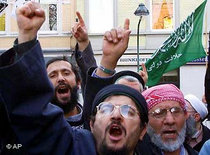Fundamentalist adherents of Islamic leader Muhammed Metin Kaplan in Germany (photo: AP)