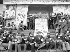 Mehdi Bazargan (Mitte) zusammen mit Studenten auf dem Campus der Universität Teheran 1979; Foto: AP