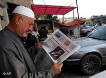 Zeitungsleser in Bagdad; Foto: AP