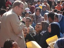 Cultural manager Volker Trusheim, mike in hand, discussing with young students in Egypt during a Goethe Institute event (photo: © Goethe Institute)