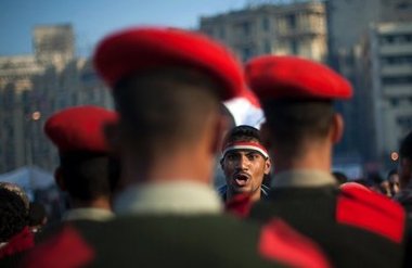 ميدان التحرير، جنود مصريون، الصورة أ.ب