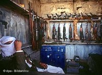 Illegal weapon market in Marib (photo: dpa)