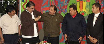 من اليسار، رئيس بوليفيا، رئيس هندوراس، رئيس نيكاراغوا، رئيس فنزويلا، رئيس إكوادور ، الصورة: ا.ب