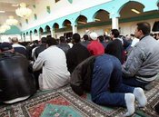  مصلون في مسجد في برلين, الصورة: د ب ا