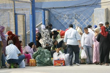 مهاجرون مغاربة وغيرهم  عند الحدود الأسبانية، الصورة د.ب.أ