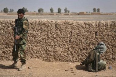 جندي أمريكي يحرس أحد مقاتلي طالبان، الصورة أ.ب