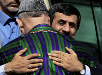 الرئيس الإيراني أحمدي نجاد يعانق نظيره الأفغاني كارزاي، الصورة أ ب