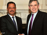 براون ووزير الخارجية اليمني في مؤتمر لندن، الصورة: ا.ب