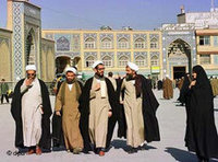 رجال دين في قم، الصورة: د.ب.ا