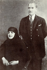 أتاتورك إلى جانب لطيفة هانم، الصورة: ويكيبيديا