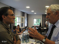 الدكتور بيرند توم (يمين الصورة)في مناقشة مع غيان لوكا سوليرو(يسار)
