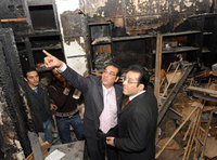 أيمن نور في زيارة تفقدية لمقر حزبه الذي أكلته النيران، الصورة