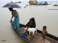 عائلة هندية على متن قارب هربا من فيضان