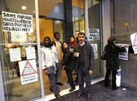 بعض المهاجرين الذين ليسوا بحوزة أوراق رسمية يحتجون على سياسة ساركوزي في مجال الهجرة، الصورة: د ب أ