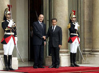 الرئيس السابق شيراك والرئيس الجديد ساركوزي في قصر الإليزيه، الصورة: أ ب