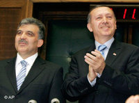رئيس الوزراء إردوغان ووزير الخارجية والمرشح لرئاسة الدولة عبد الله غول، الصورة: أ ب