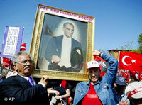 متظاهرون أتراك يرفعون صورة مؤسس الدولة أتاتورك، الصورة: أ ب
