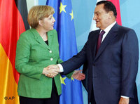 الرئيس المصري مبارك والمستشارة الألمانية ميركيل، الصورة: أ ب