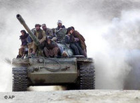 مقاتلو حركة طالبان على ظهر دبابة، الصورة: أ ب