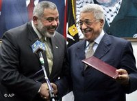 الرئيس الفلسطيني محمود عباس ورئيس الوزراء الفلسطيني إسماعيل هنية في غزة في 15 شباط/فبراير، الصورة: أ ب