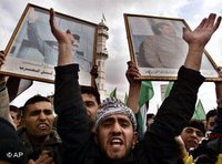 تجمع في الضفة الغربية حزنا على إعدام صدام حسين في أول يناير/كانون الثاني 2007، الصورة: أ ب