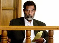 صدام حسين أمام المدعي العام في تموز/يوليو 2004، الصورة: د ب أ