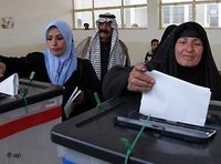 نساء يشاركن في الانتخابات البرلمانية العراقية 2005، الصورة: أ ب