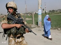 جندي بريطاني من قوات الناتو خلال دورية في العاصمة الأفغانية كابول في شهر يوليو/تموز 2006، الصورة: أ ب