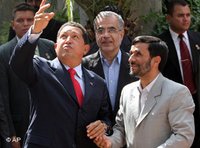 الرئيس الإيراني أحمدي نجاد ورئيس فنزويلا هوغو شافيز، الصورة: أ ب