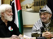 يوري أفنيري والرئيس الفلسطيني المتوفي ياسر عرفات، الصورة: د ب أ