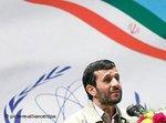 الرئيس الإيراني أحمدي نجاد يعلن في خطبة ألقاها في مشهد عن نجاح بلاده في تخصيب اليورانيوم، الصورة: د ب أ