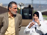 الصحفي تيسير علوني مع زوجته، الصورة: أ ب