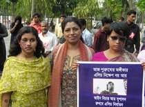 Monira Rahman with two victims of acid attacks in Bangladesh; photo: DW