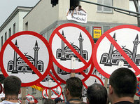 جانب من الشعارات المعارضة للمسجد الصورة: د.ب.ا 