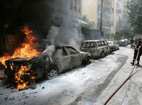 سيارات محترقة تغلق طرقات بيروت، الصورة: أ.ب