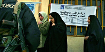 عراقيات عند مركز اقتراع في أربيل، الصورة: أ.ب